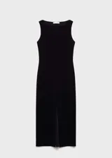 Vestido midi de punto fino color negro, con diseño recto, cuello barco y sin mangas. Presenta una abertura frontal en el bajo.