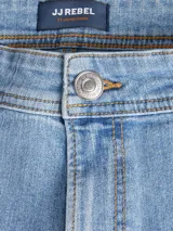 Jean slim fit de tiro medio y diseño clásico de cinco bolsillos, en tono azul claro. Confeccionado en mezcla de algodón, poliéster, lyocell, viscosa y elastano, ofrece un calce ajustado y flexible.