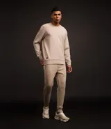 Pantalón deportivo masculino liso color negro, con ajuste elástico en la cintura y bolsillos laterales.