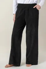 Pantalón de pana de algodón negro, de corte recto y holgado, con bolsillos laterales y traseros. Tiene elástico en la pretina trasera para mayor comodidad.