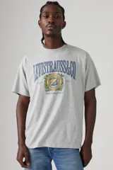 Remera gris de corte clásico con estampado del logo de Levi's en el pecho.