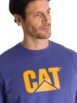 Remera azul con cuello redondo, manga corta y el logo de Caterpillar impreso en color amarillo en el pecho.