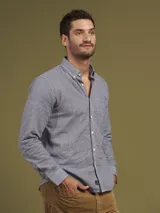 Camisa de vestir a rayas verticales azules y blancas, de corte regular fit y manga larga.