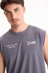 Musculosa gris de algodón con estampa frontal pequeña y texto alusivo a Dallas, Texas.