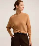 Blusa de punto acanalado color tostado, con cuello alto, mangas largas y puños ajustados. Confeccionada en viscosa, poliéster y poliamida.