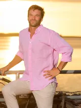 Camisa de lino celeste de manga larga con cuello abotonado y cierre frontal de botones.