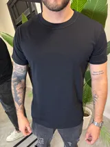 Remera básica de algodón color negro, de corte recto y mangas cortas.