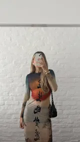 Vestido midi ajustado de microtul con estampado de paisaje oriental y letras chinas.