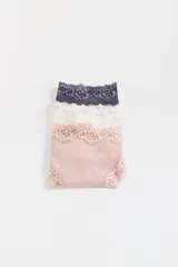 Pack de bombachas tipo colaless de tejido acanalado con detalles de encaje en la cintura y los laterales, en tonos rosado, crudo y gris.