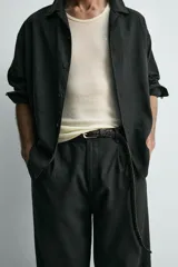 Pantalón de corte relajado confeccionado en una mezcla de lino y viscosa. Presenta bolsillos delanteros, bolsillos traseros de plastrón y cierre frontal con cremallera y botón.