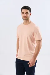 Remera lisa de manga corta y cuello redondo, color gris oscuro, de calce cómodo con pequeño logo bordado en el pecho.