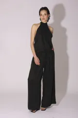 Pantalón palazzo negro de tiro alto y corte amplio.