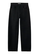 Jeans negros de corte recto y tiro medio con diseño clásico de cinco bolsillos y presillas para cinturón.