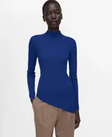 Jersey de punto acanalado color azul, de corte ajustado, con cuello alto y mangas largas.