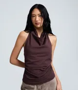 Blusa femenina Blue Steel sin mangas, en color marrón, confeccionada en punto roma con escote degagê, diseño halter de frente única y fruncidos en los laterales.