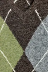 Jersey de cuello pico y manga larga, con estampado de rombos en tonos marrón, verde y gris, y acabados en rib.