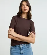 Blusa básica de cuello redondo y manga corta con detalle de dobladillo, confeccionada en tejido de viscosa con elastano.