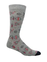 Medias de largo medio color gris con estampado de fórmulas químicas y elementos de laboratorio en tonos rojos y azul oscuro. Cuentan con puntera reforzada en color azul oscuro.