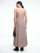 Vestido largo de breteles finos con escote en V, confeccionado en lyocell con acabado efecto lavado. Presenta una silueta levemente evasé con caída fluida y recta.