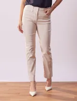 Pantalón negro de gabardina elastizada marca Tahari, corte slim, con pretina con pasadores, cierre y broche interno. Delantera y trasera con bolsillos.