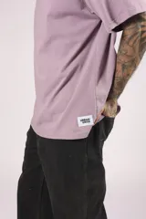 Remera de manga corta, corte oversize, color gris oscuro con efecto lavado o acid wash.