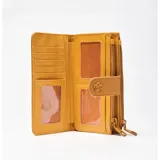 Billetera tipo fichero de cuero sintético color camel, con textura granulada, cierre doble y solapa frontal con broche decorado con una flor y logo metálico.