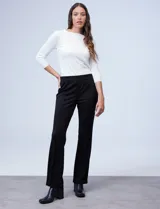 Pantalón negro de tejido elastizado con pretina ancha elastizada y largo de pierna pespunteado.