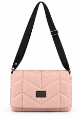 Cartera tipo bandolera de diseño acolchado con pespuntes en chevron, color rosado. Cuenta con solapa frontal, parche con logo de la marca y correa ajustable de cinta negra.