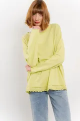 Remera color arena de corte holgado y mangas largas.