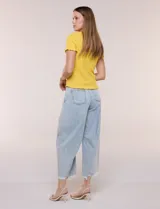 Blusa de calce al cuerpo con textura elastizada fruncida y diseño de rombos, cuello redondo de terminación ondulada, mangas cortas y ruedo con acabado ondulado.