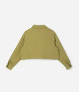 Campera corta color verde oliva, confeccionada en viscolino, con cuello inglés, abotonada adelante, bolsillos y manga larga ajustada.