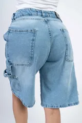 Bermuda de jean celeste, tiro alto, corte holgado y largo a la rodilla.