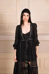 Kimono largo de crepé negro con bordados plateados, mangas largas y diseño abierto. Incluye cinturón fino con borlas.