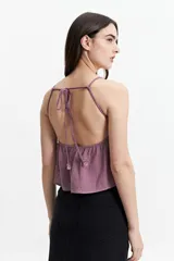 Musculosa de tiras finas color crema, con escote en V y vuelo en la base.