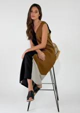 Vestido largo sin mangas de lino, con escote en V y diseño de bloques de color en tonos beige, tostado y blanco.