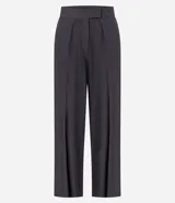 Pantalón sastrero wide leg color marrón, con diseño de perneras amplias, tiro alto y pinzas delanteras.