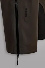 Pantalón deportivo de esquí color negro, confeccionado en tejido técnico impermeable de tres capas con costuras y cremalleras termoselladas. Cuenta con tirantes elásticos regulables, cintura ajustable, bolsillos frontales con cierre, refuerzos en la parte inferior de la pernera y sistema de rescate RECCO integrado.