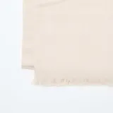 Bufanda de punto suave en color beige, con diseño liso y terminaciones desflecadas en los extremos.