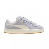 Zapatilla Puma Suede XL de gamuza color lila pálido, con franja lateral (formstrip) y cordones en color crema. Entresuela gruesa color crema y suela de goma color caramelo.
