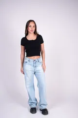 Jean tiro alto de algodón denim color celeste, con cuatro bolsillos, cierre de botón y cremallera, y diseño de pierna recta.