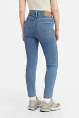 Jeans Levi's modelo Mile High Super Skinny de tiro súper alto, con ajuste ceñido en cadera, muslos y piernas hasta el tobillo. Presenta un diseño en denim azul con efecto desgastado y un detalle de rotura en la rodilla izquierda.