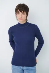 Polera de tejido morley color azul, con cuello alto y mangas largas, de corte ajustado al cuerpo.