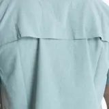 Camisa de manga corta Merrell modelo Akaroa, color verde agua, con cuello clásico, cierre frontal de botones y dos bolsillos frontales con solapa.