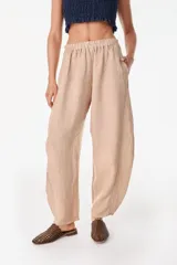 Pantalón de lino italiano color terracota, de corte relajado y fluido con cintura elástica fruncida.