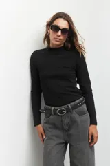 Polera de tejido de punto color rojo con cuello alto.