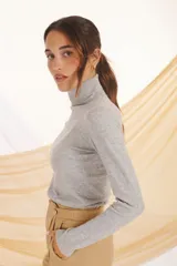 Polera negra de cuello alto y manga larga.