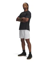 Short deportivo Under Armour de tejido ligero, con cintura elástica y cordón interno. Presenta logo de la marca estampado verticalmente en el lateral y aberturas en el bajo.