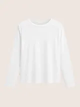 Remera de manga larga color blanco, con cuello redondo y detalle de costuras en contraste en la parte superior de los hombros.