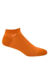 Calcetín corto de hombre color naranja, confeccionado en fibra de bambú con spandex, con diseño de rayas horizontales y logo en el talón.