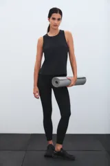 Musculosa deportiva de cuello redondo y corte sin mangas, confeccionada en tejido técnico elástico de alta transpirabilidad.